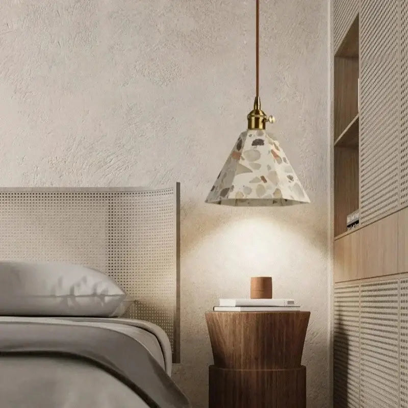 Suspension terrazzo et rotin style naturel pour salon

