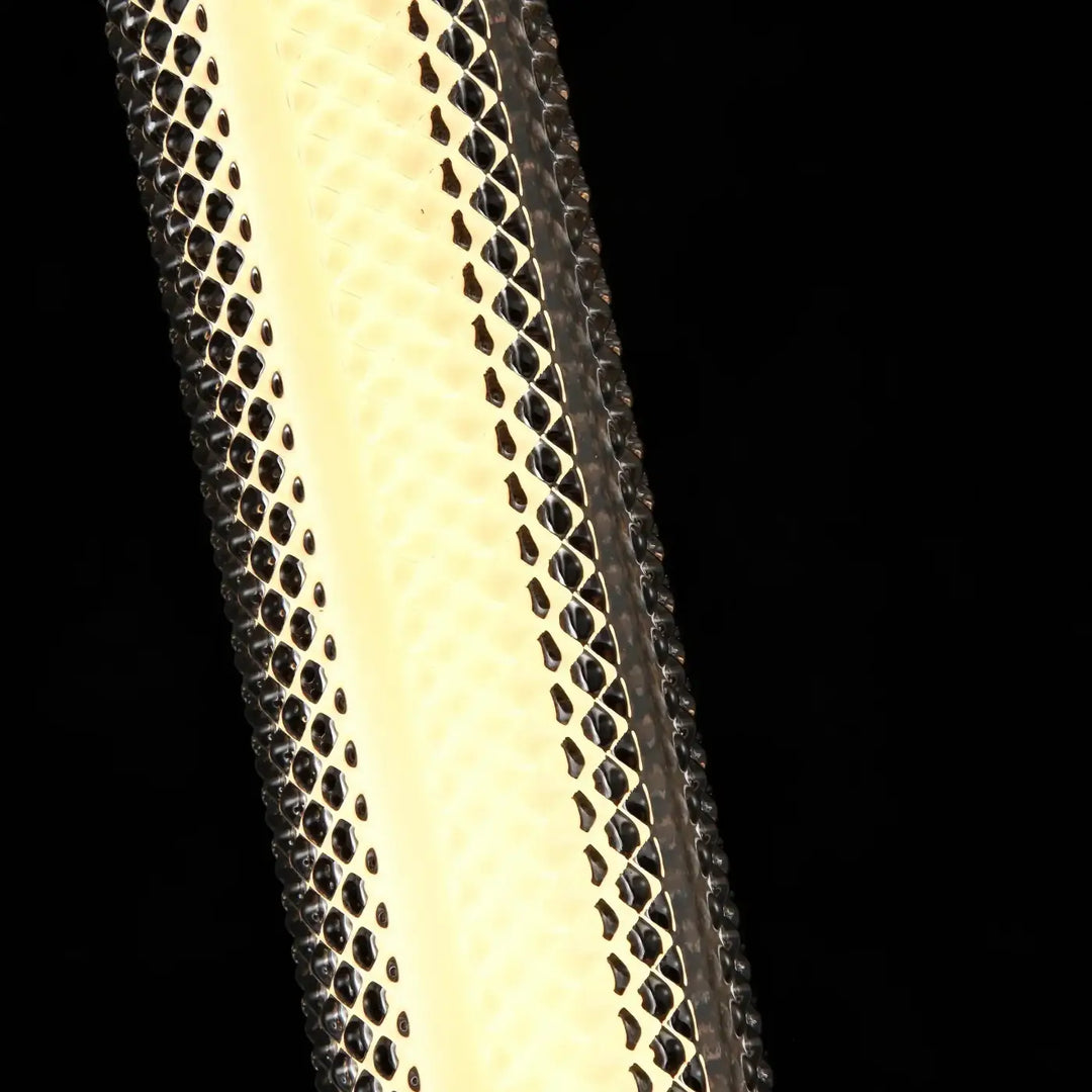 Suspension tiffany verticale avec bande led élégante, boîtier en mesh noir texturé et lumière blanche chaude