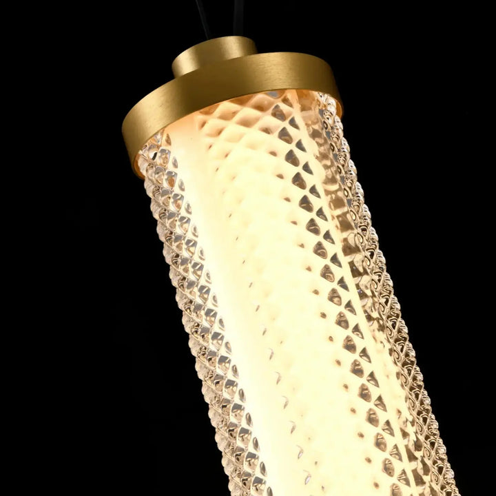 Suspension tiffany verticale cylindrique dorée avec corps en cristal facetté texturé et bordure métallique ornée