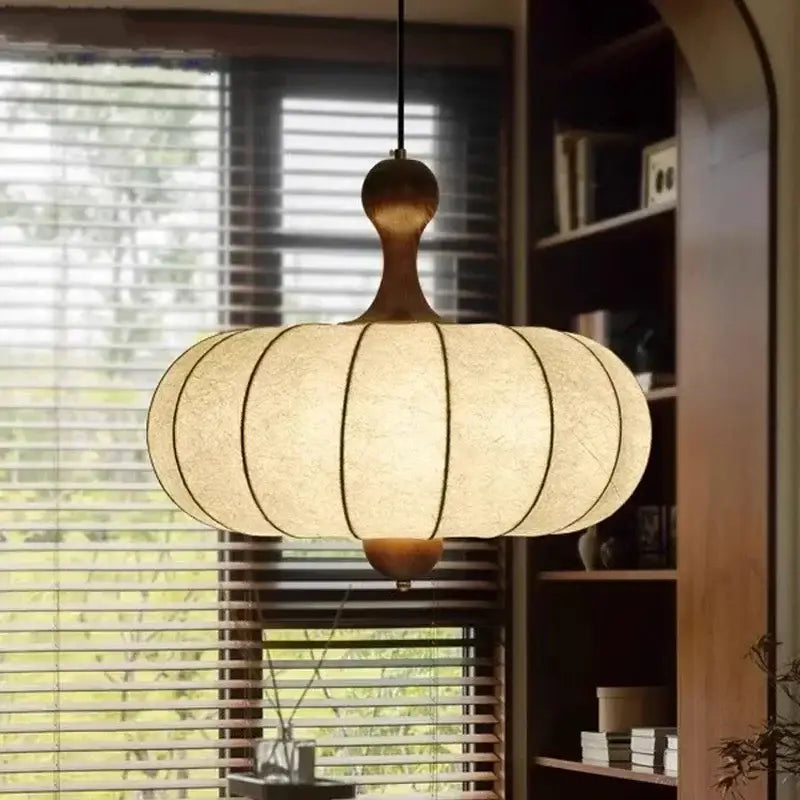 Suspension en tissu plissé beige et bois design japonais

