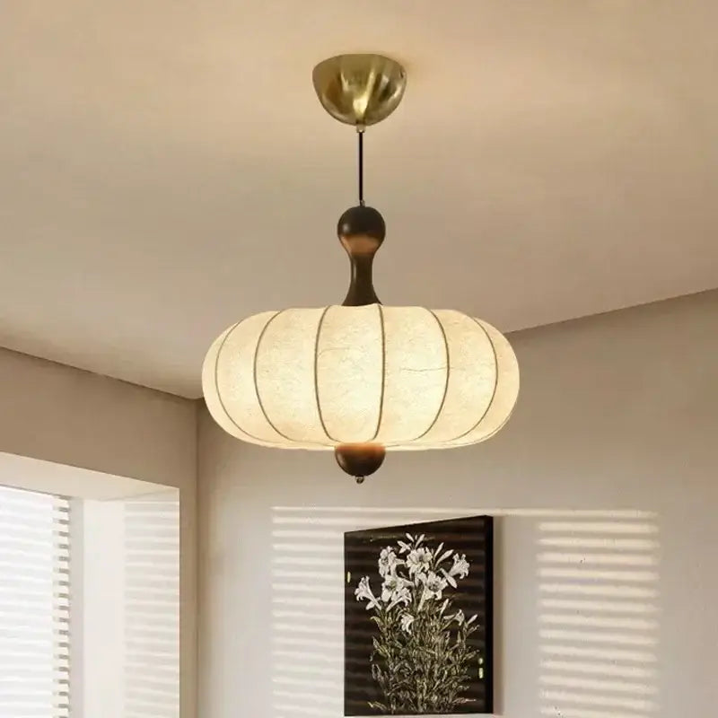 Suspension en tissu plissé beige et bois design japonais

