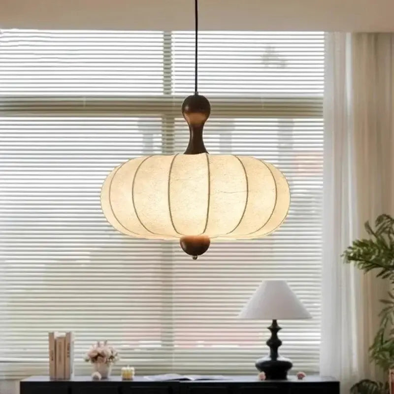 Suspension en tissu plissé beige et bois design japonais

