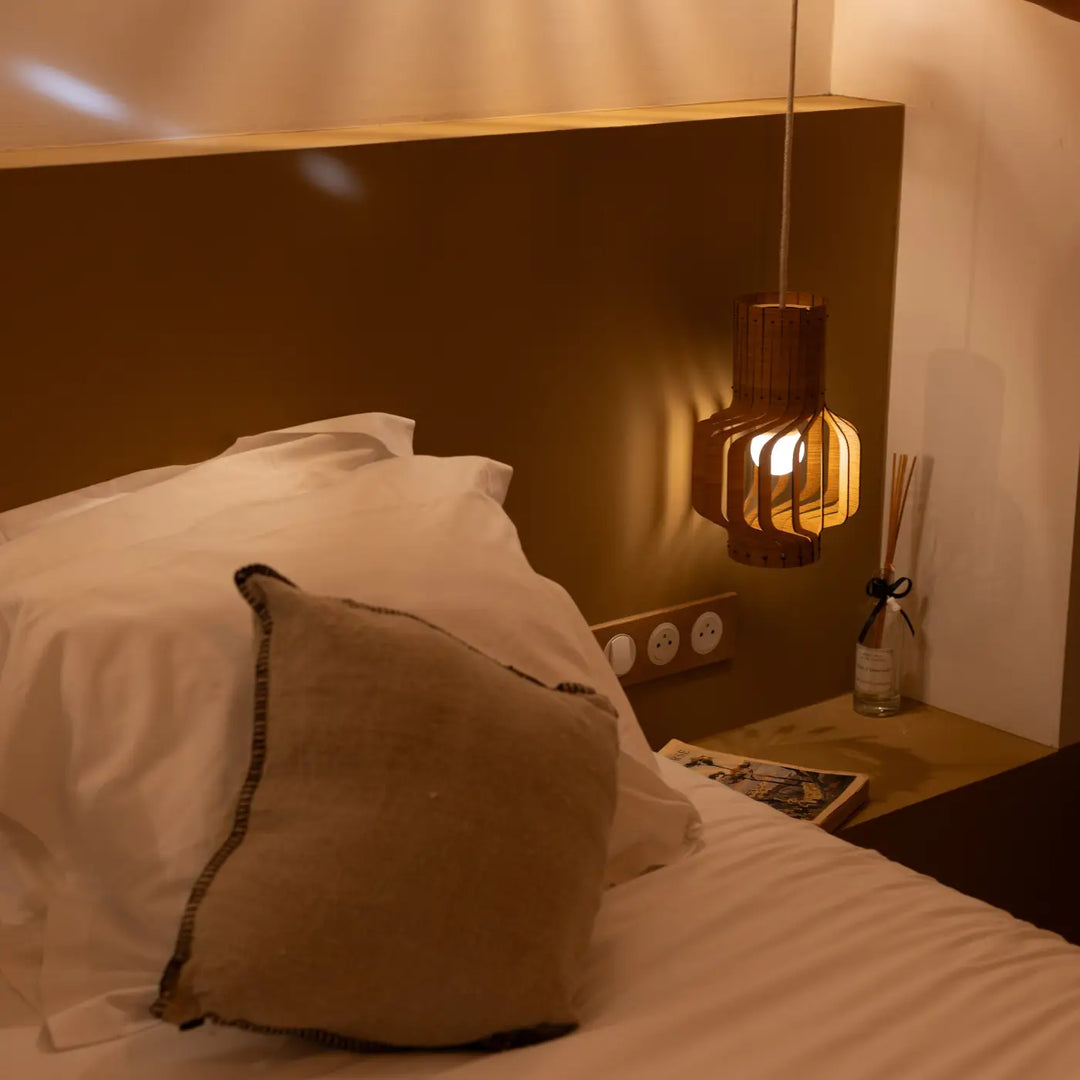 Suspension tjinkwe fråd en bois fsc avec design cylindrique à lattes de teinte chaude