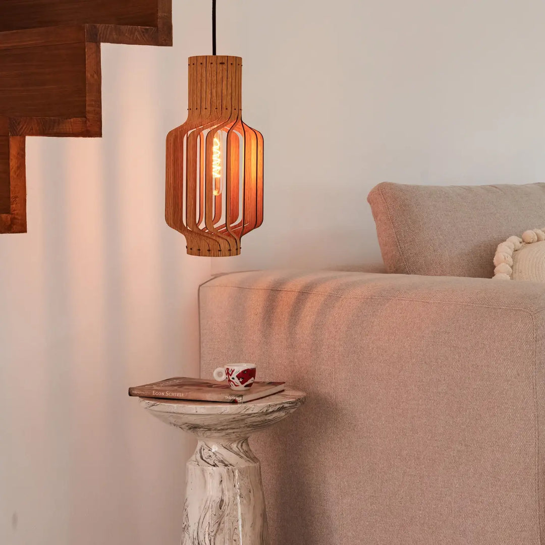 Suspension tjinkwe fråd en bois fsc avec lames verticales et ampoule filament visible pour éclairage chaleureux