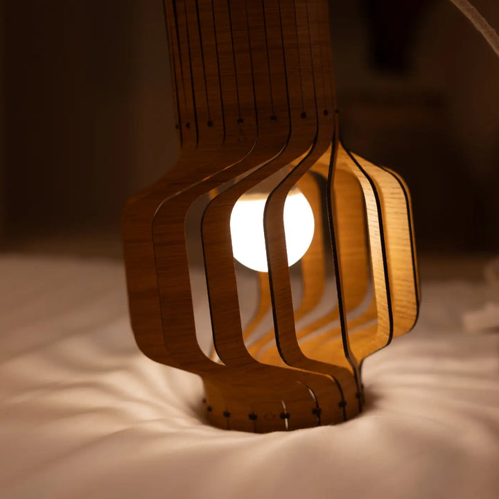 Suspension tjinkwe fråd en bois fsc au ton chaud avec lames courbées superposées et design géométrique moderne