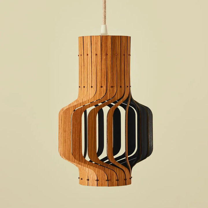 Suspension tjinkwe fråd en bois fsc avec finition naturelle chaude et accents noirs élégants pour un éclairage moderne