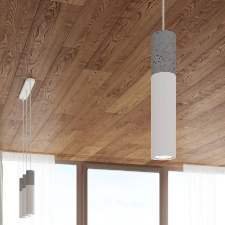 Suspension Borgio tube en acier blanc et béton gris dans un intérieur contemporain