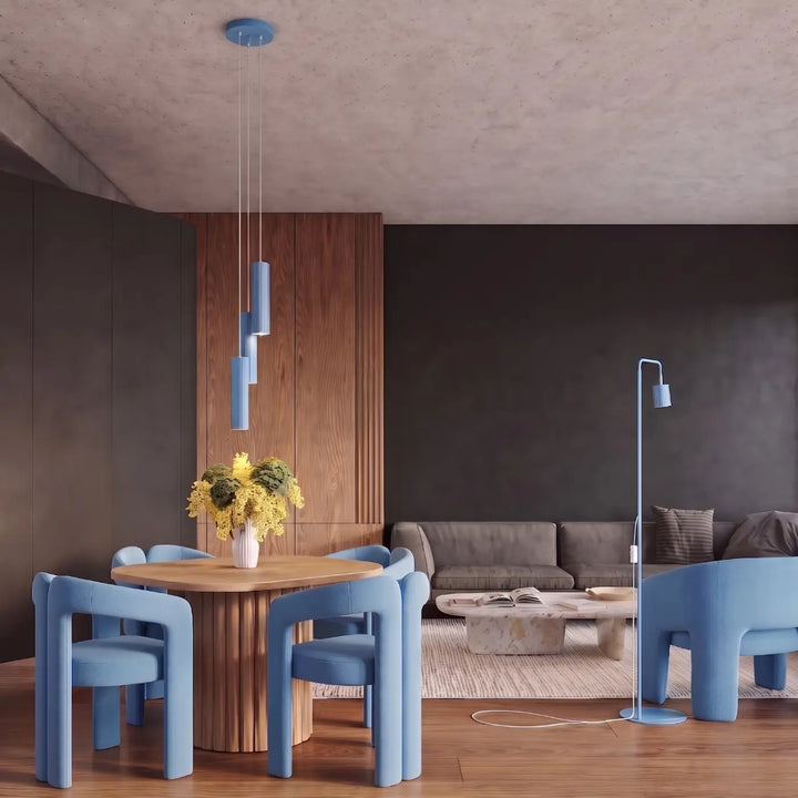 Suspension Rayo bleu azur à tube cannelé au-dessus d'une table à manger