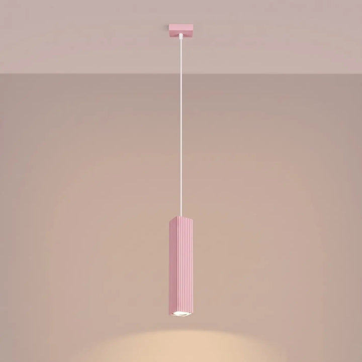 Suspension Rayo rose à tube cannelé, allumée