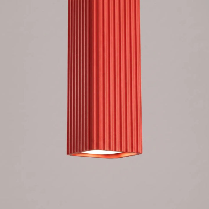 Suspension Rayo rouge à tube cannelé, détail des cannelures
