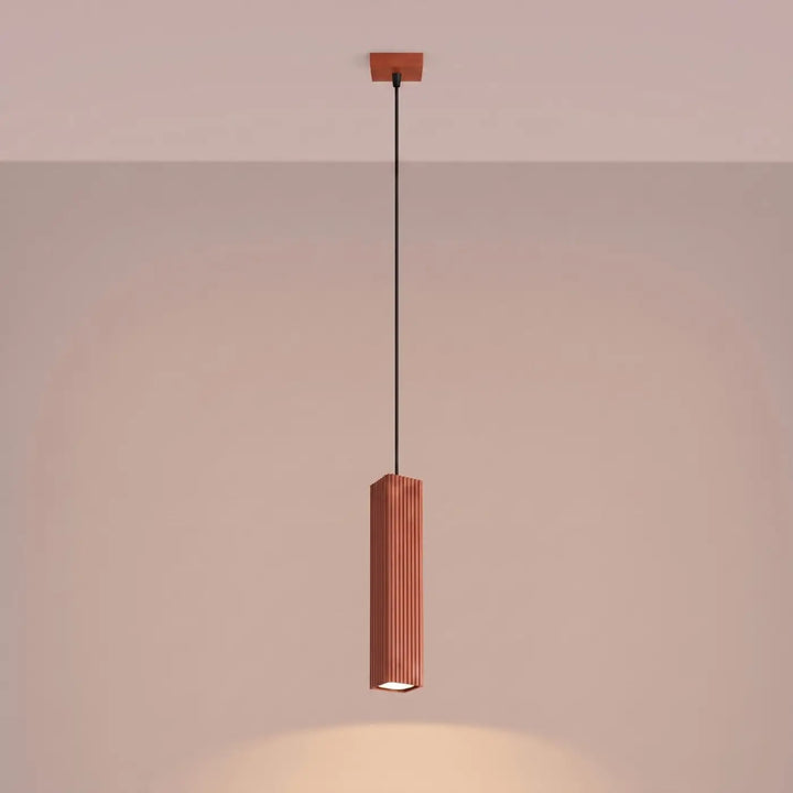 Suspension Rayo ocre rouge à tube cannelé, allumée