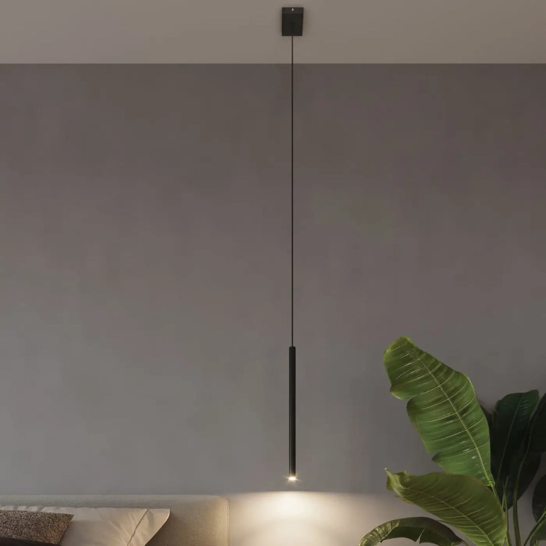 Suspensions Pastelo à tubes fins noirs dans un intérieur contemporain