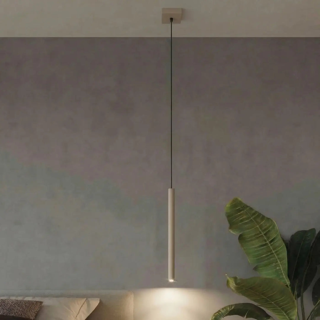 Suspensions Pastelo à tubes fins taupe dans un intérieur contemporain