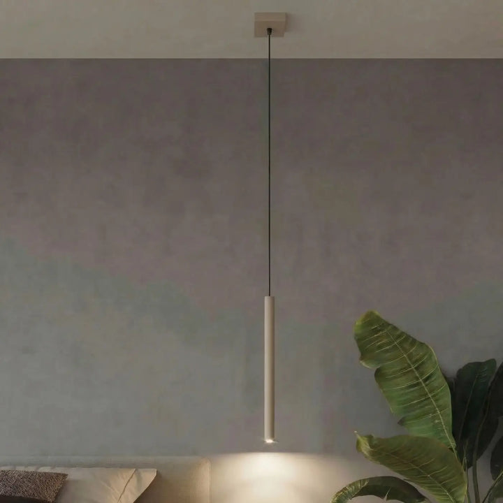 Suspensions Pastelo à tubes fins taupe dans un intérieur contemporain