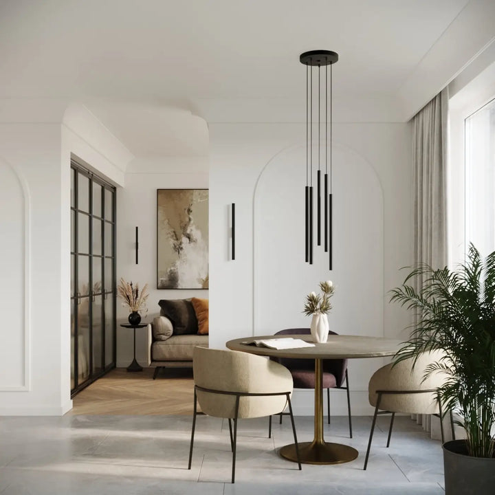 Suspensions Pastelo à tubes fins noirs dans un intérieur contemporain
