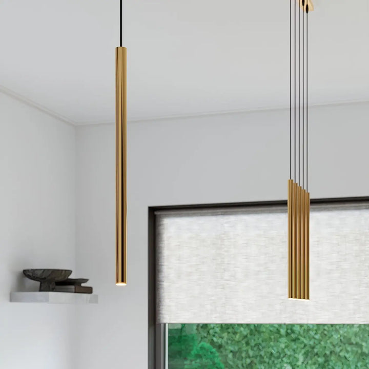Suspensions Pastelo à tubes fins dorés dans un intérieur contemporain