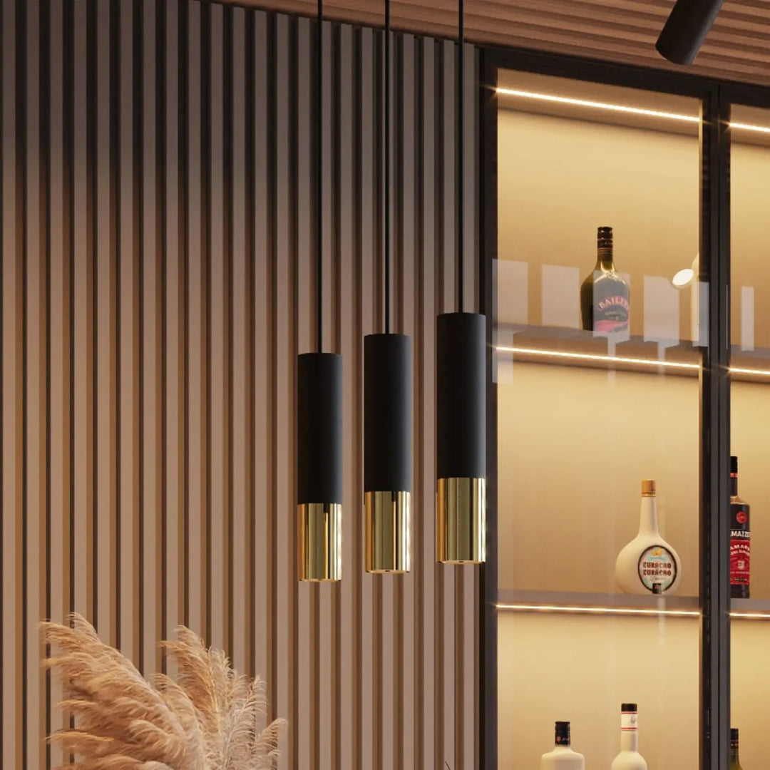 Suspension Loopez noire à bague dorée dans un intérieur contemporain