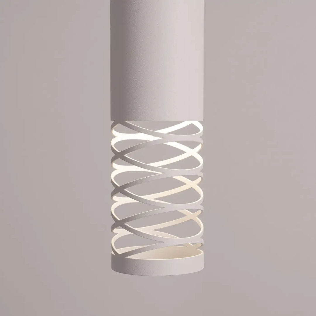Suspension Lami blanche, motif ajouré en spirale vu de près