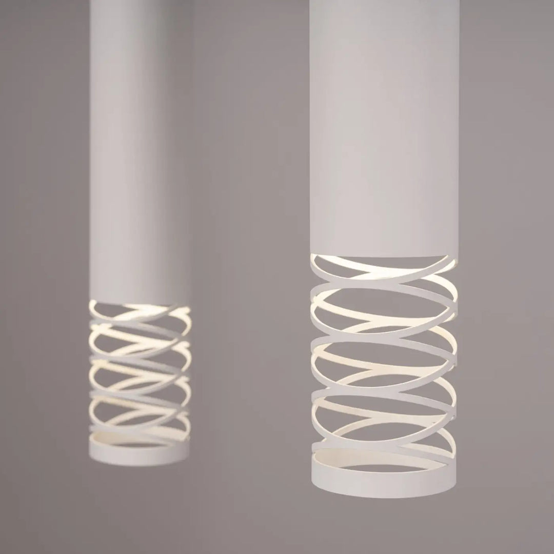 Suspension Lami blanche, motif ajouré en spirale vu de près