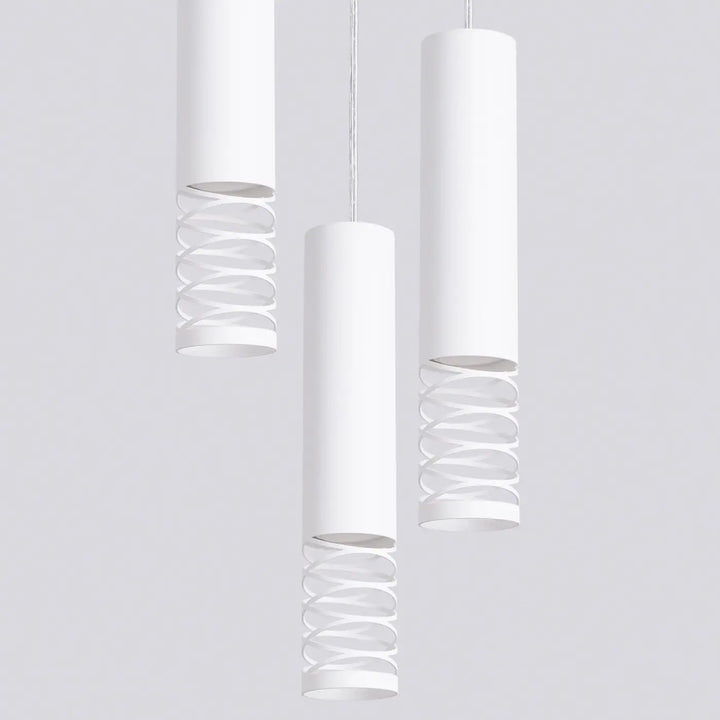 Suspension Lami blanche, motif ajouré en spirale vu de près
