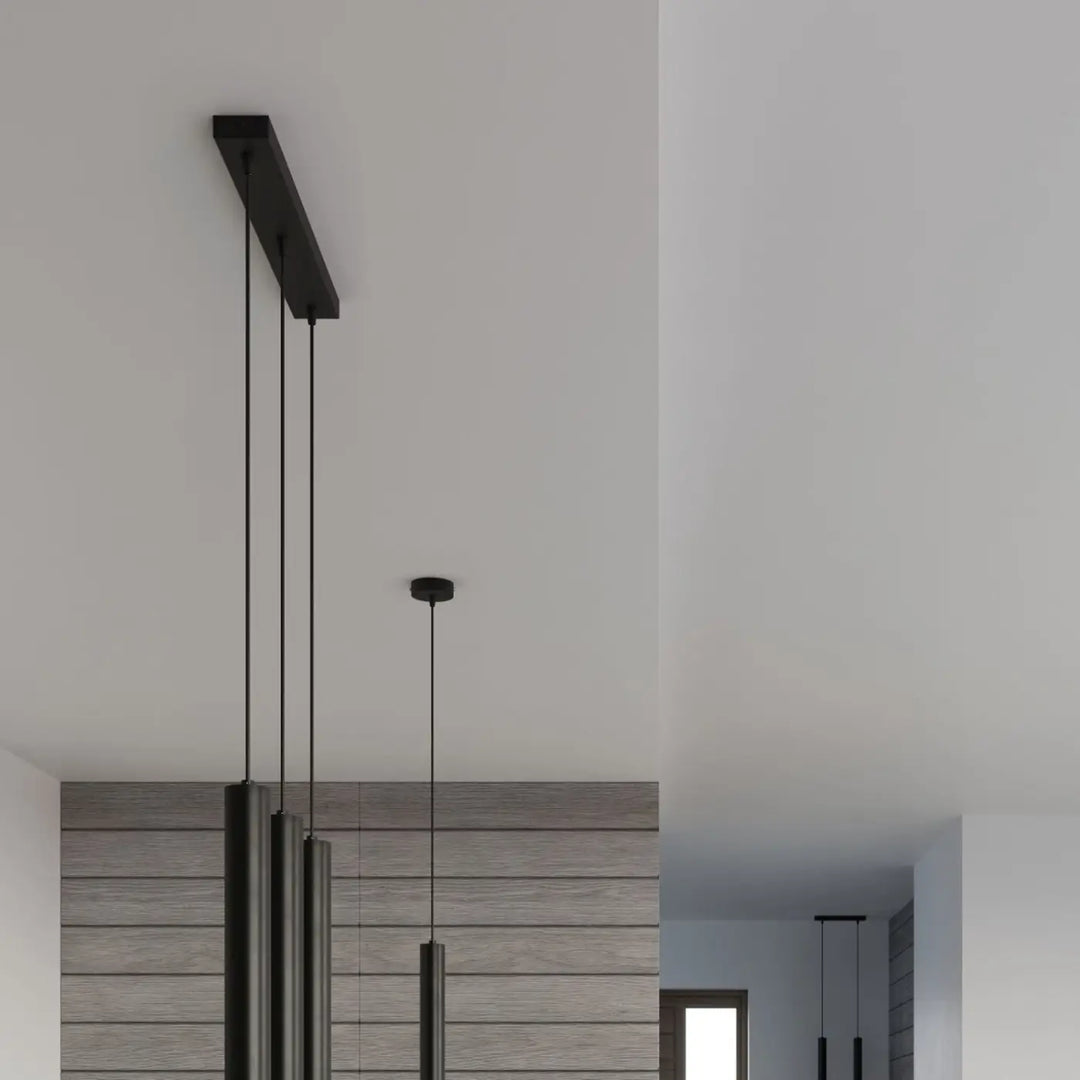 Suspension Luminaire noir allumée, vue rapprochée