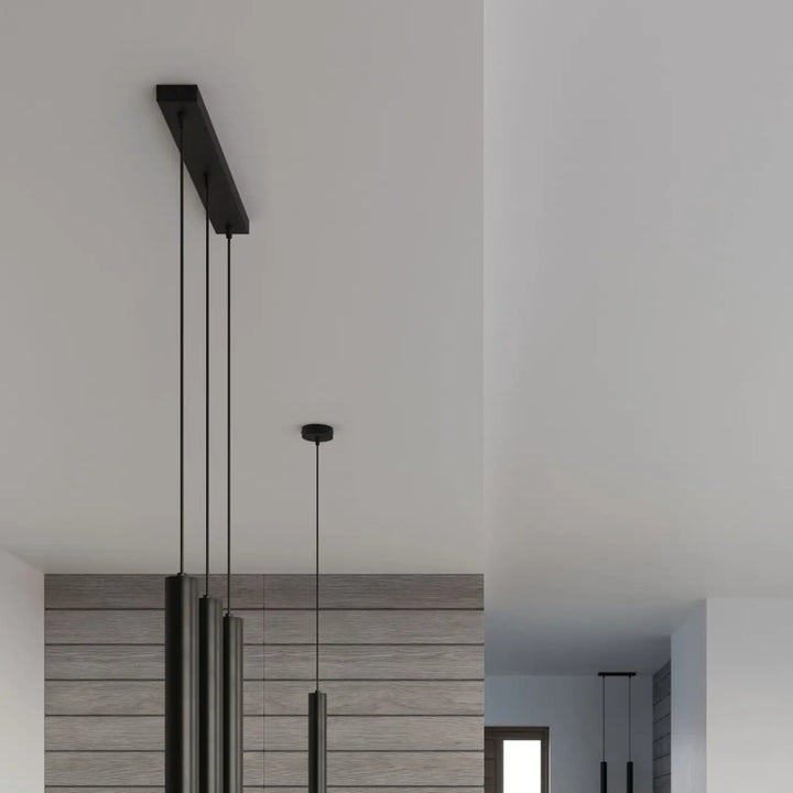 Suspension Luminaire noir allumée, vue rapprochée
