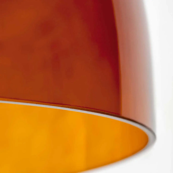 Détail de l'abat-jour en verre ambré de la suspension Levels