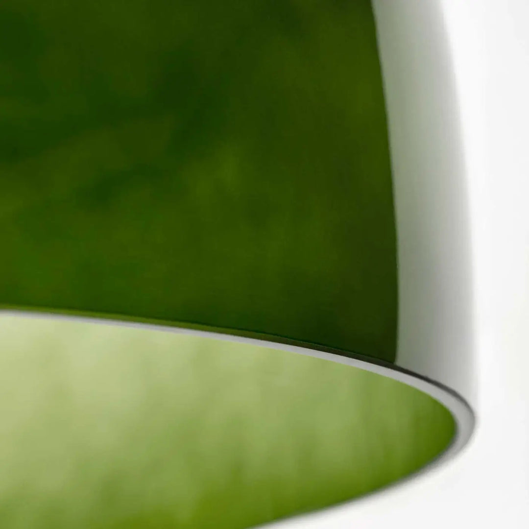 Détail de l'abat-jour en verre vert de la suspension Levels