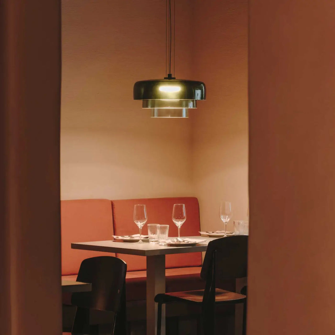 Suspension Levels 3 en verre vert dans un intérieur #couleur_vert