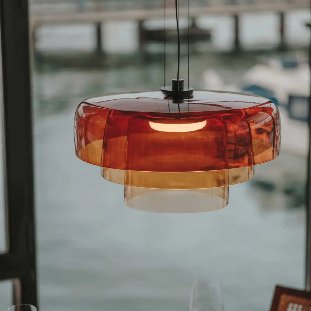 Suspension Levels 3 en verre ambré dans un intérieur #couleur_orange