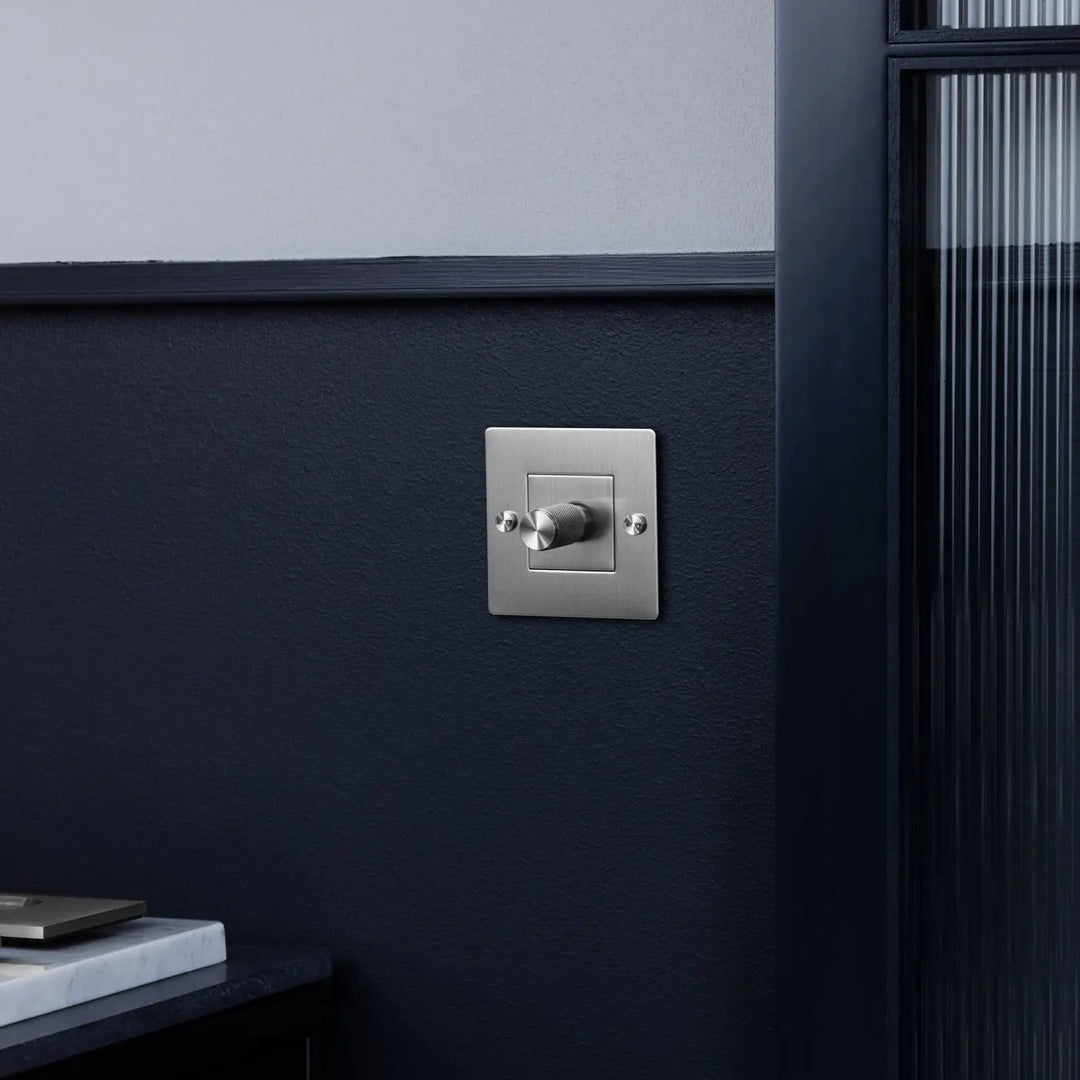 Variateur Dimmer à gravure quadrillée en acier sans logo dans un intérieur #couleur_argent