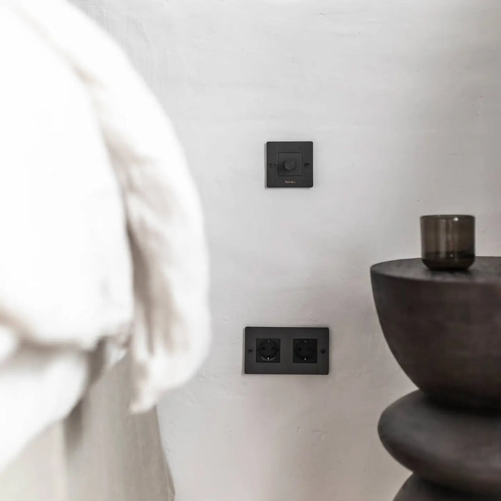 Variateur Dimmer à gravure quadrillée de Buster + Punch #couleur_gris