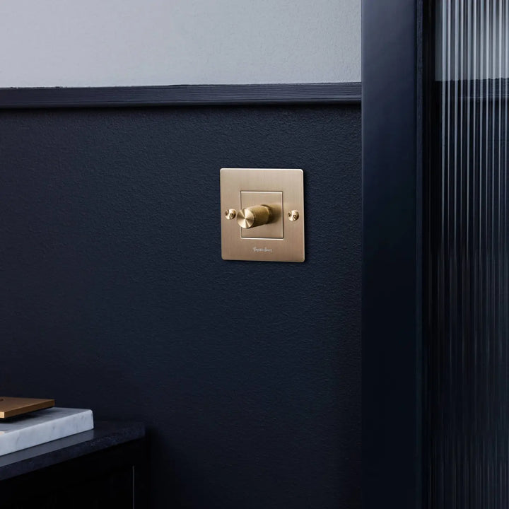 Variateur Dimmer à gravure quadrillée en laiton dans un intérieur #couleur_dor