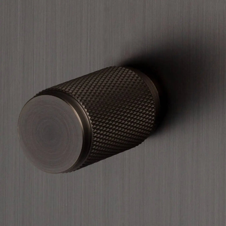 Détail du variateur Dimmer à gravure quadrillée en bronze fumé #couleur_gris
