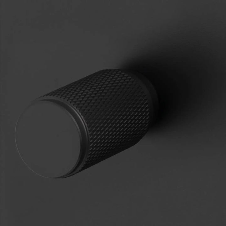 Détail du variateur Dimmer à gravure quadrillée noir #couleur_noir