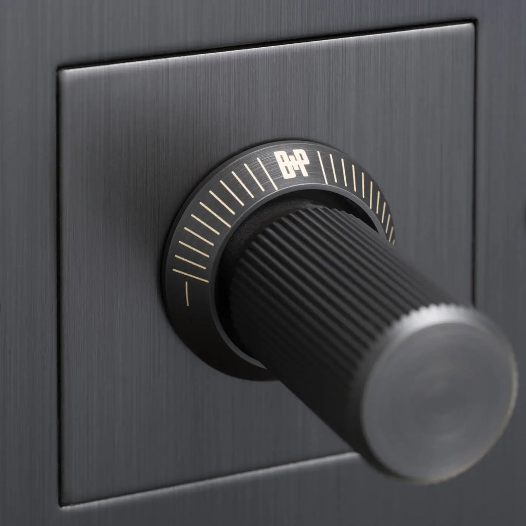 Détail du variateur Dimmer à gravure alignée en bronze fumé #couleur_gris