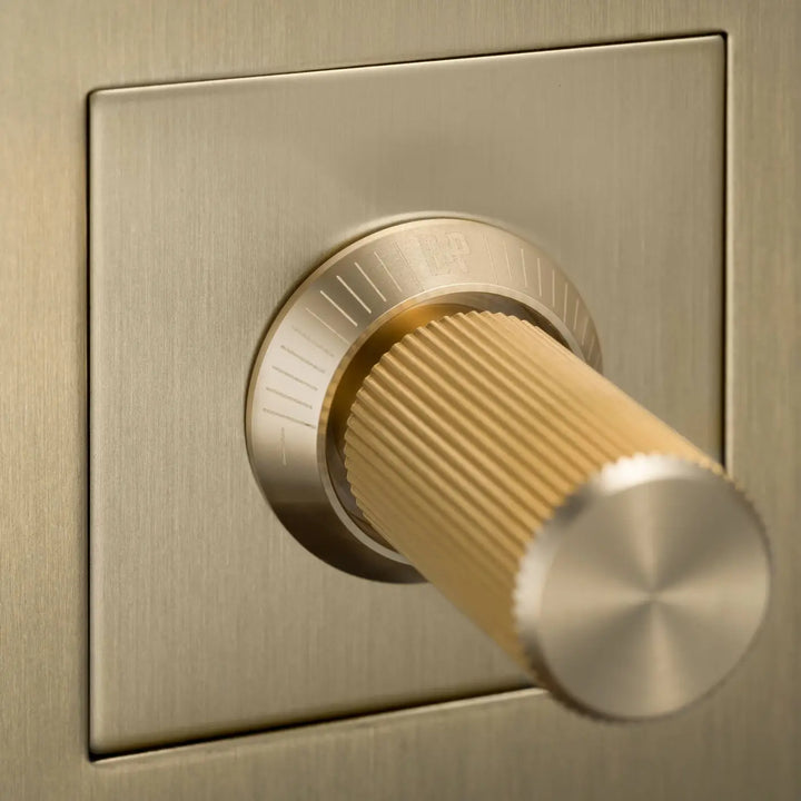Détail du variateur Dimmer à gravure alignée en laiton #couleur_dor