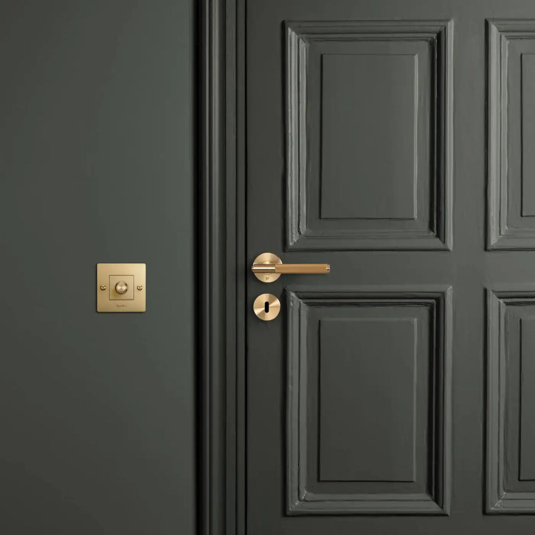 Accessoires à gravure alignée en laiton de Buster + Punch #couleur_dor