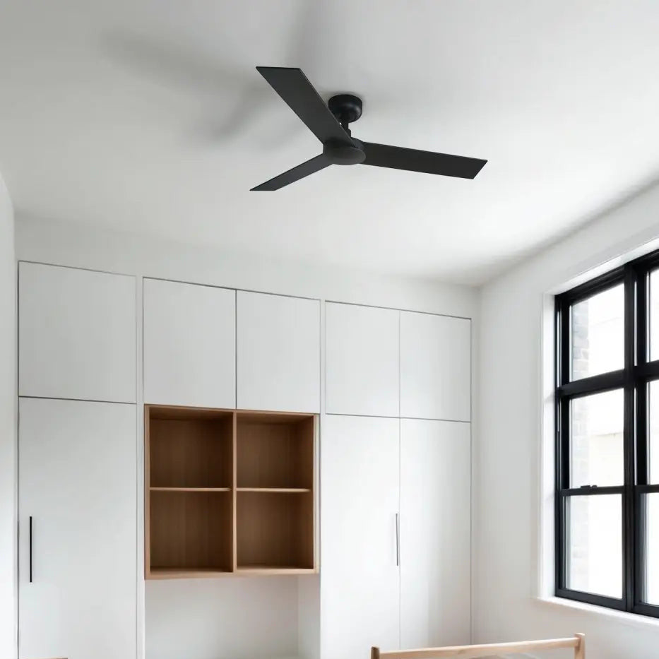 Ventilateur de plafond Rudder noir et noyer dans un intérieur
