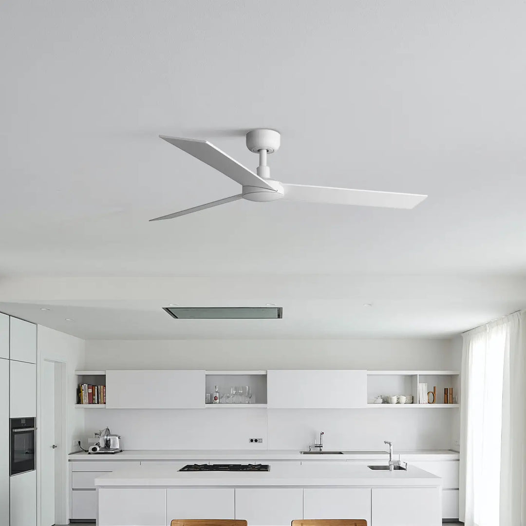 Ventilateur de plafond Rudder blanc et frêne en situation