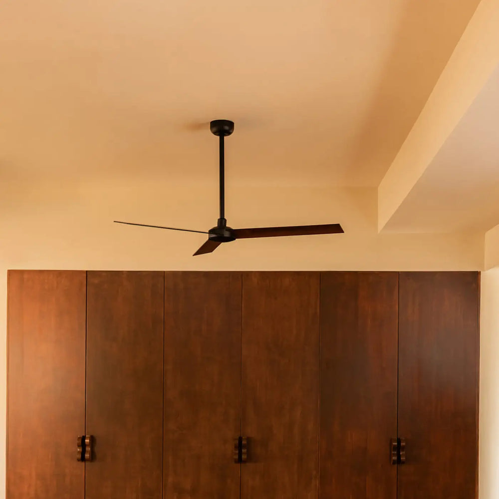 Ventilateur de plafond Rudder noir et noyer dans un intérieur