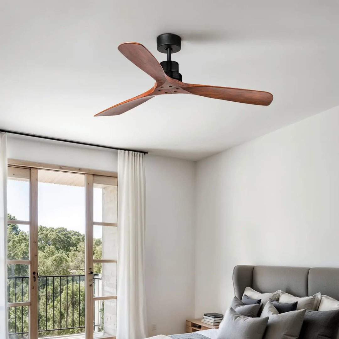 Ventilateur de plafond Lantau noir mat et noyer de Faro Barcelona en situation