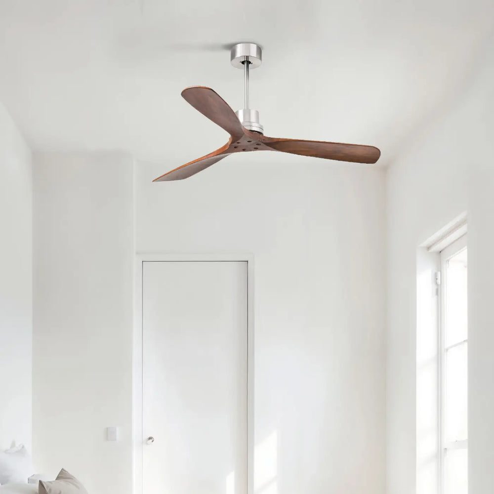 Ventilateur de plafond Lantau nickel mat et noyer de Faro Barcelona en situation
