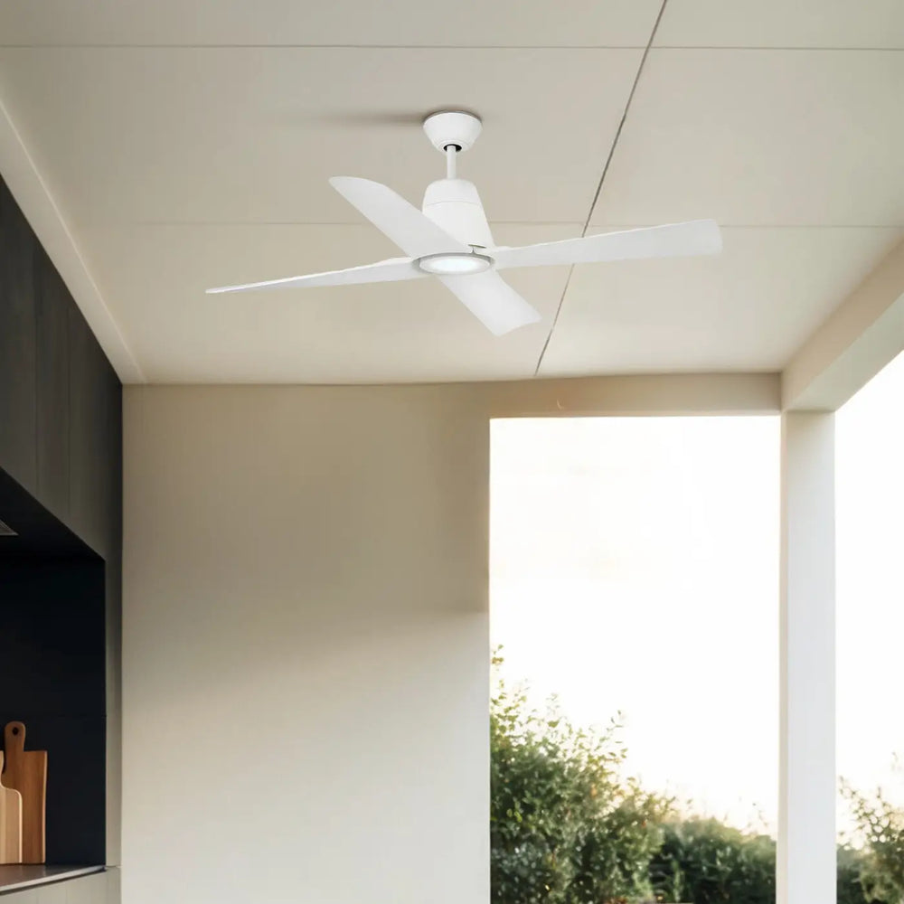 Ventilateur de plafond Typhoon blanc avec lumière en situation
