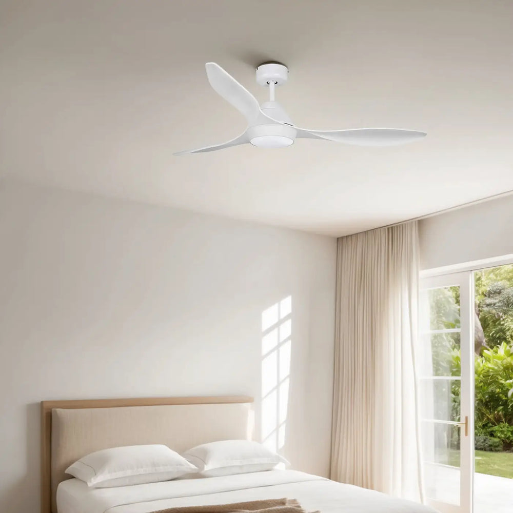 Ventilateur Polaris blanc avec lumière dans un intérieur