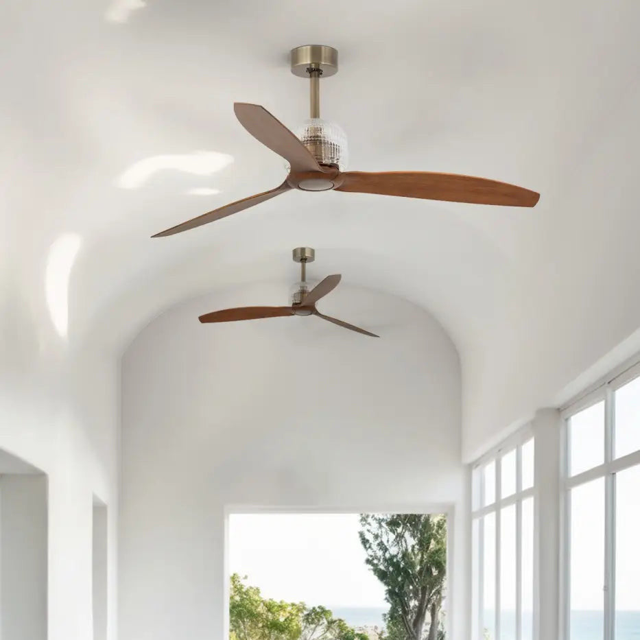 Ventilateur de plafond Deco Fan or vieilli et noyer en situation
